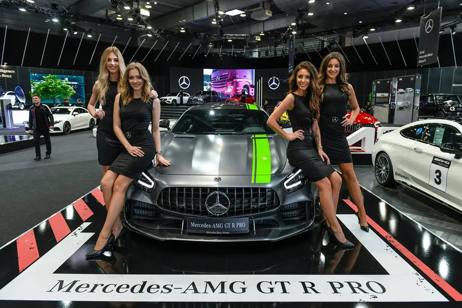 Hostessy OBSESSION przy Mercedes-AMG GT na evencie motoryzacyjnym
