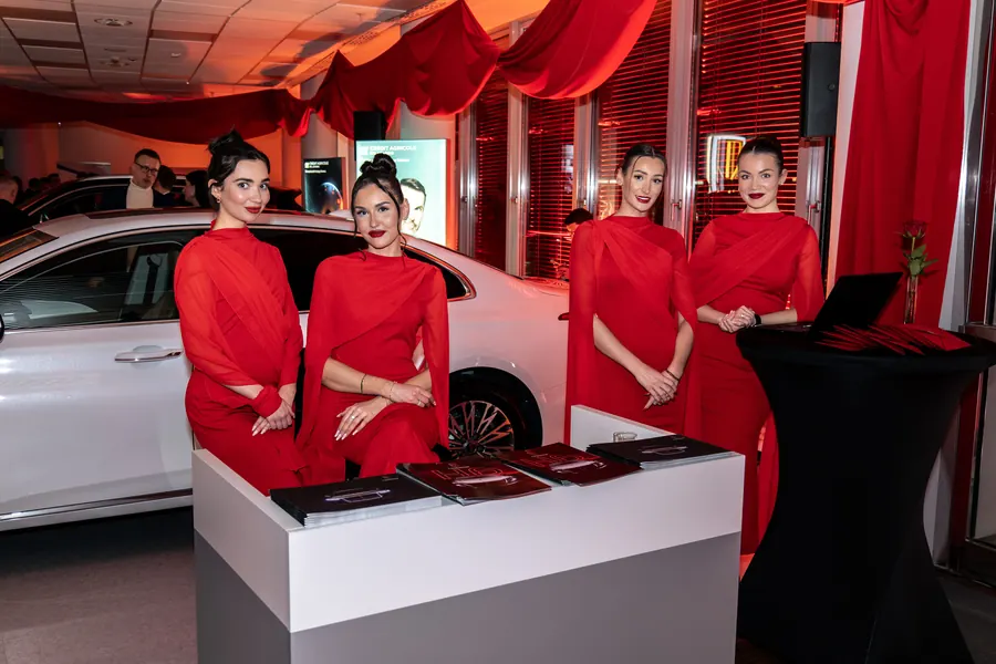 Hostessy OBSESSION przy samochodzie Hongqi na evencie motoryzacyjnym
