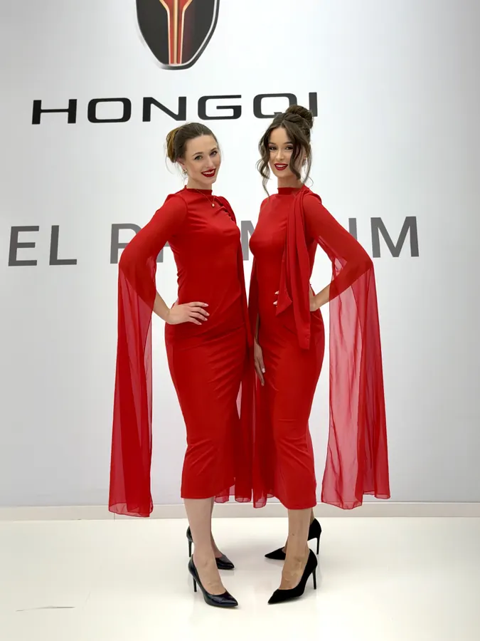 Hostessy OBSESSION w czerwonych sukniach na evencie Hongqi